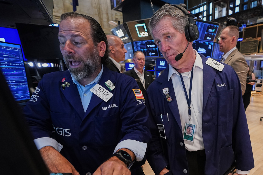 US stocks edge higher in early trading as falling oil prices help take pressure off the market
