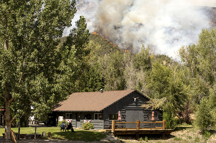 Big Rock Fire expands to 2,500 acres overnight; more than 30 homes threatened